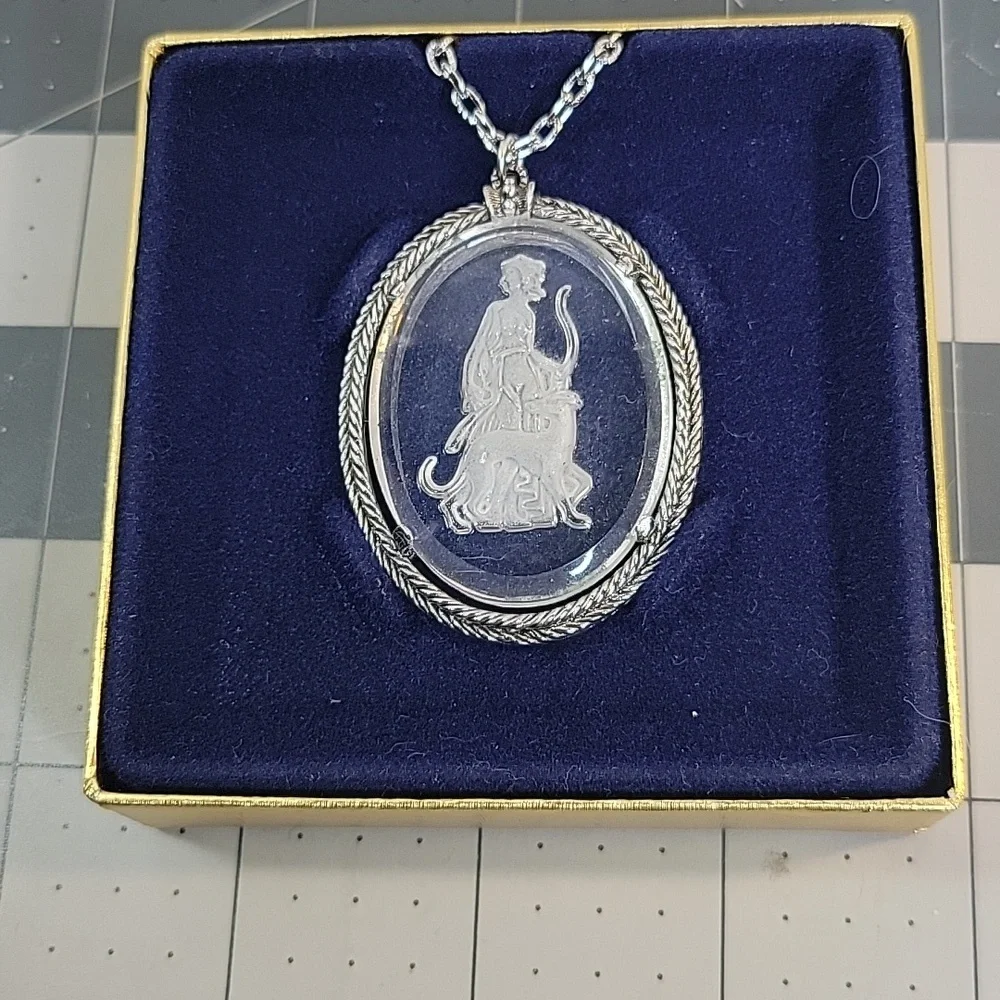 Vintage‎ 73 Avon Goddess Diana Intaglio Pendant Necklace Silver Tone Mythology
